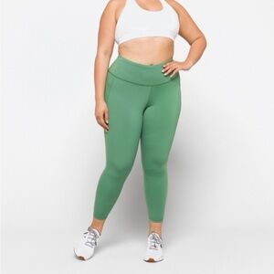 We Wander
Compression Luna 7/8 Pocket Performance Legging - Olive. 1X